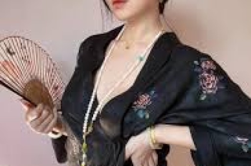 炸裂！司晓迪凌晨甩黑色吊带美照评论区从吃瓜到吐槽吵翻了天